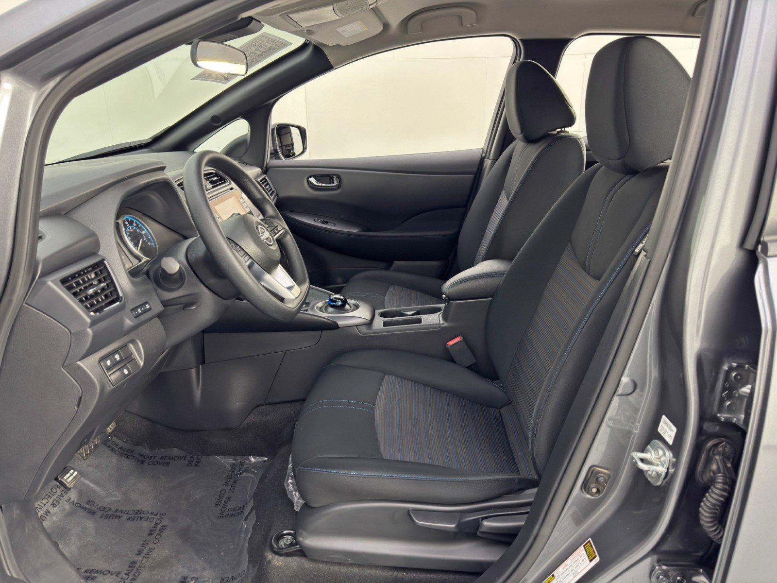 Used 2025 Nissan Leaf S image 15