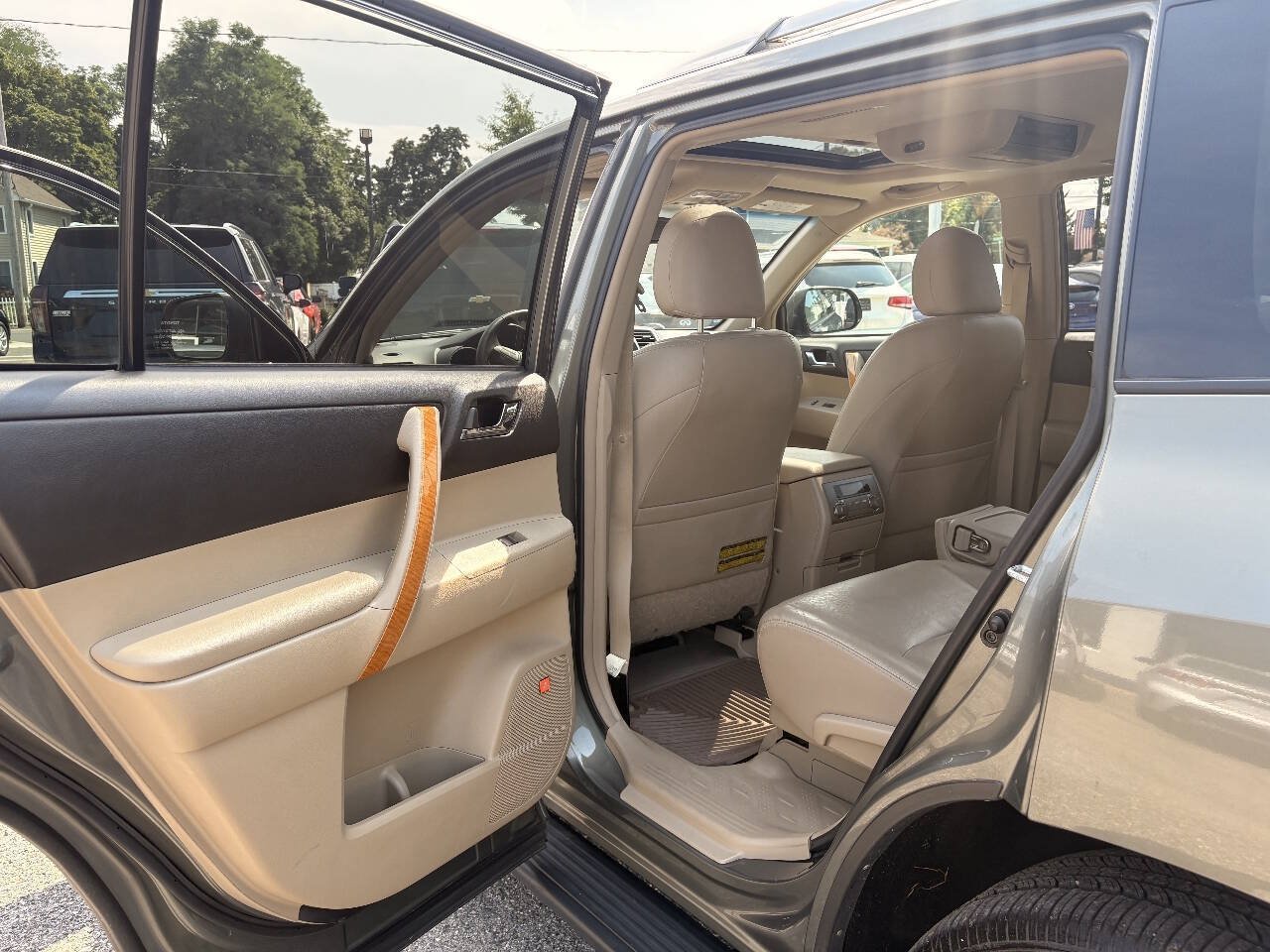 Used 2010 Toyota Highlander Limited AWD/4WD image 19