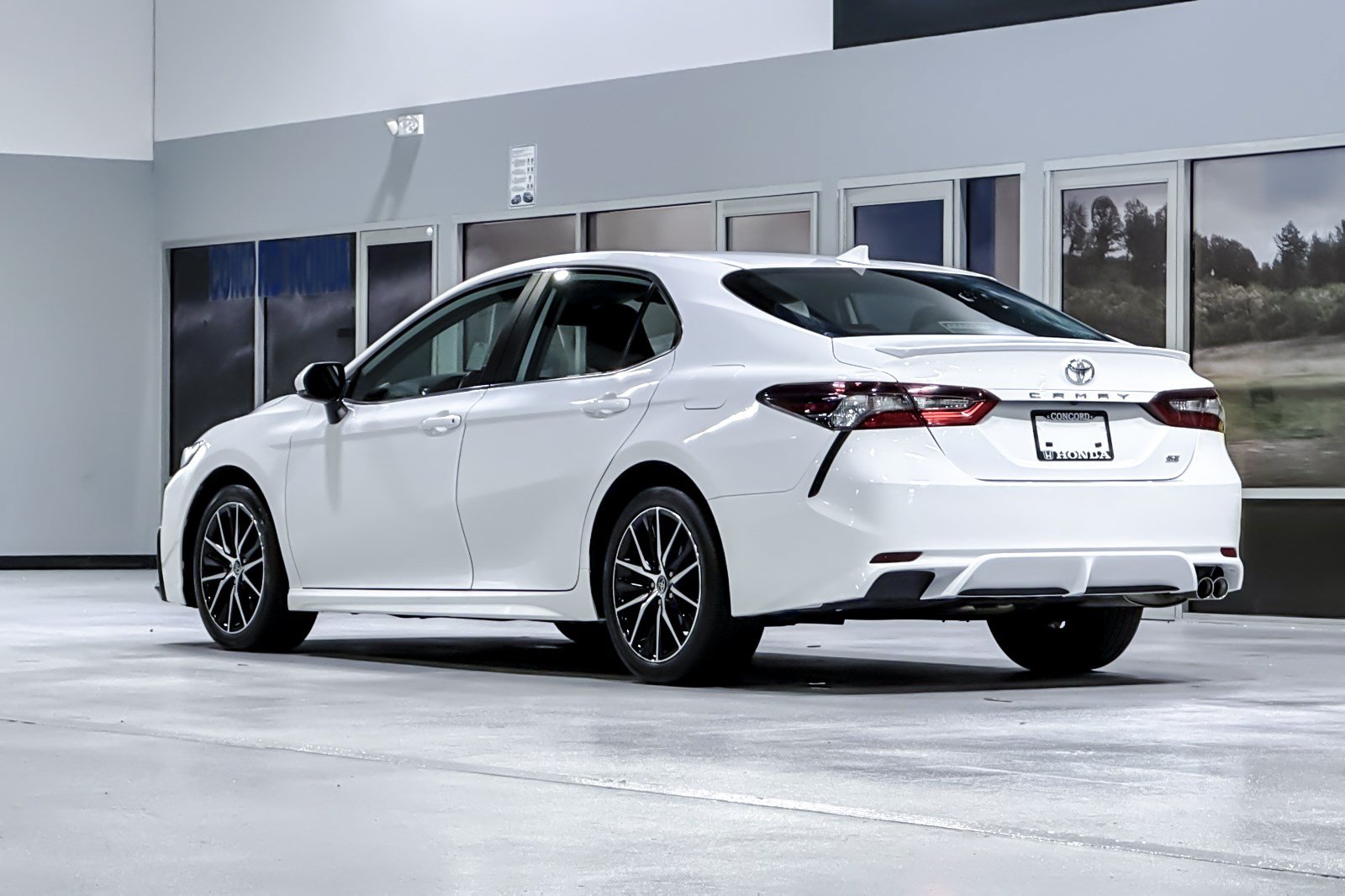 Used 2023 Toyota Camry SE FWD image 3