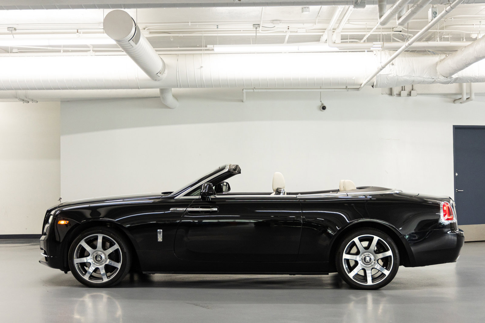 Used 2017 Rolls-Royce Dawn RWD image 2