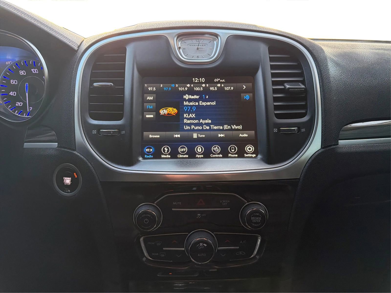 Used 2018 Chrysler 300 Touring L image 14