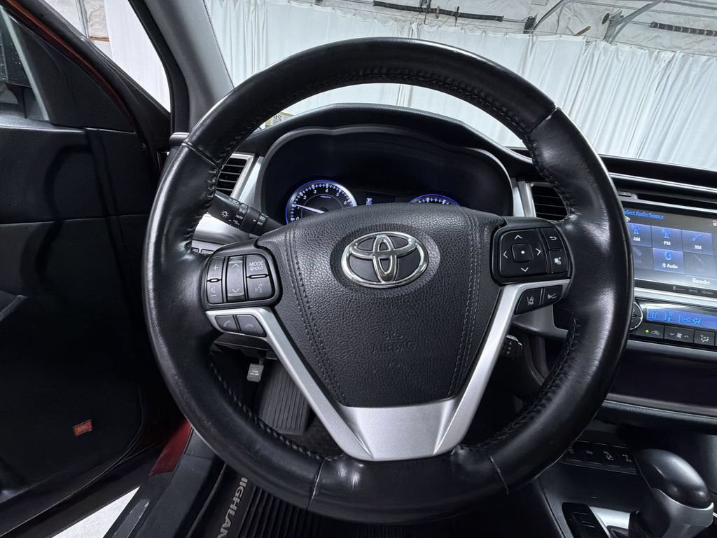 Used 2017 Toyota Highlander Limited AWD/4WD image 29
