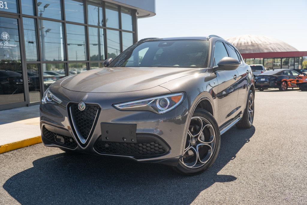 Used 2023 Alfa Romeo Stelvio Ti AWD/4WD image 2