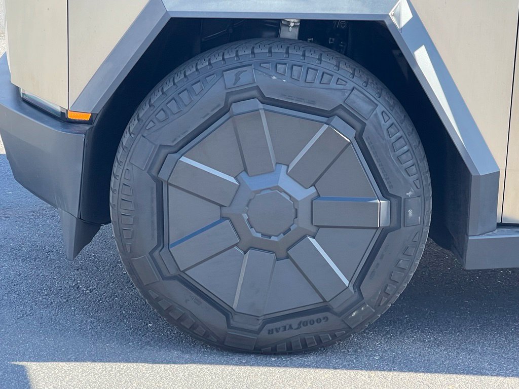 Used 2024 Tesla Cybertruck AWD Crew Cab image 13