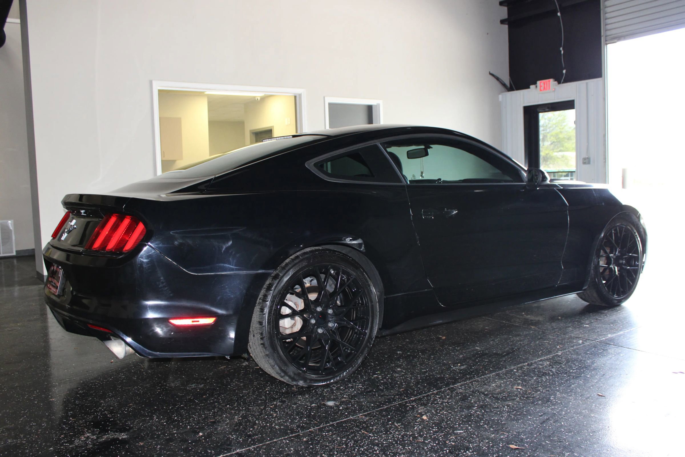 Used 2016 Ford Mustang Coupe image 3