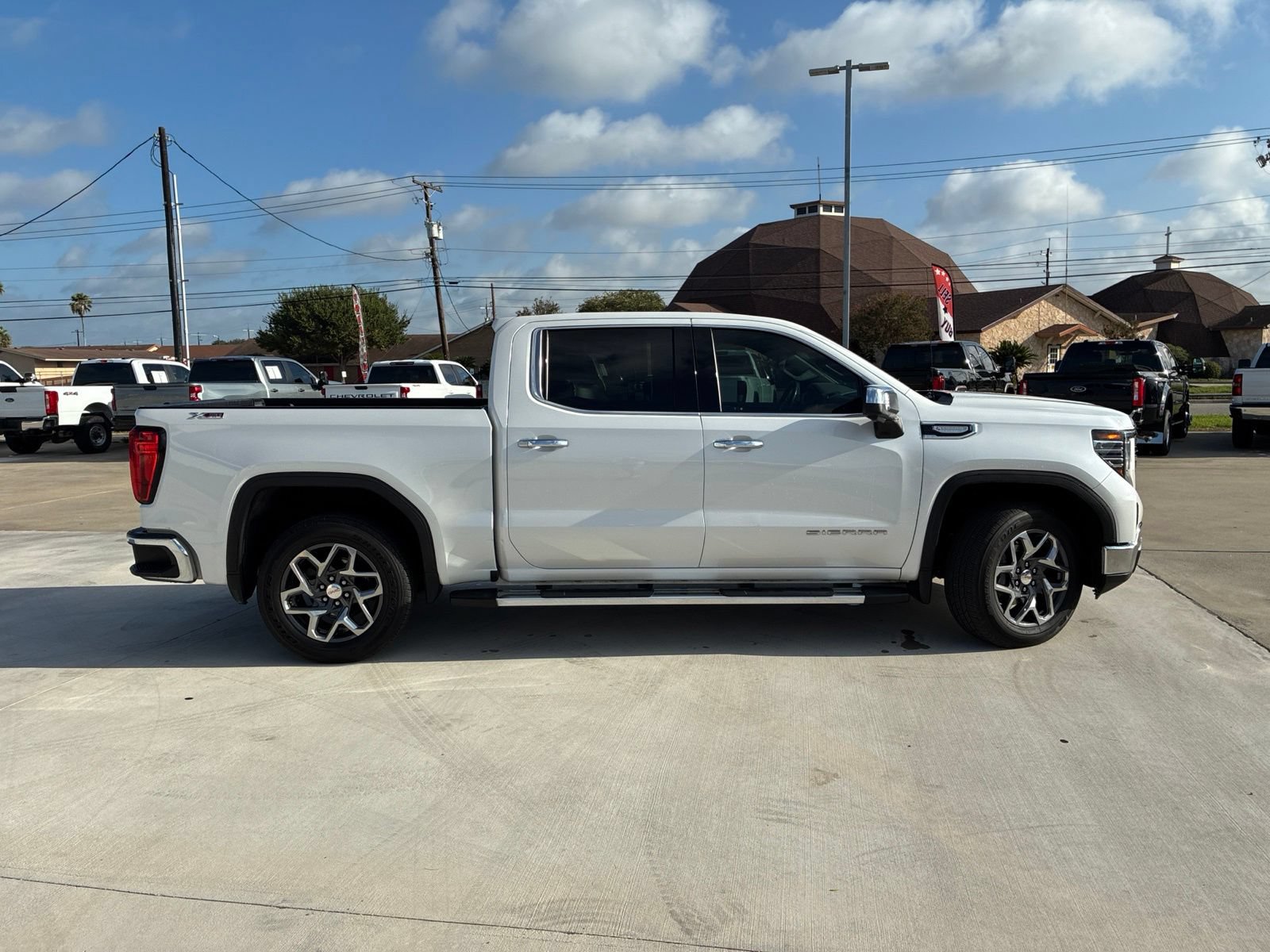 Used 2023 GMC Sierra 1500 SLT AWD/4WD image 2