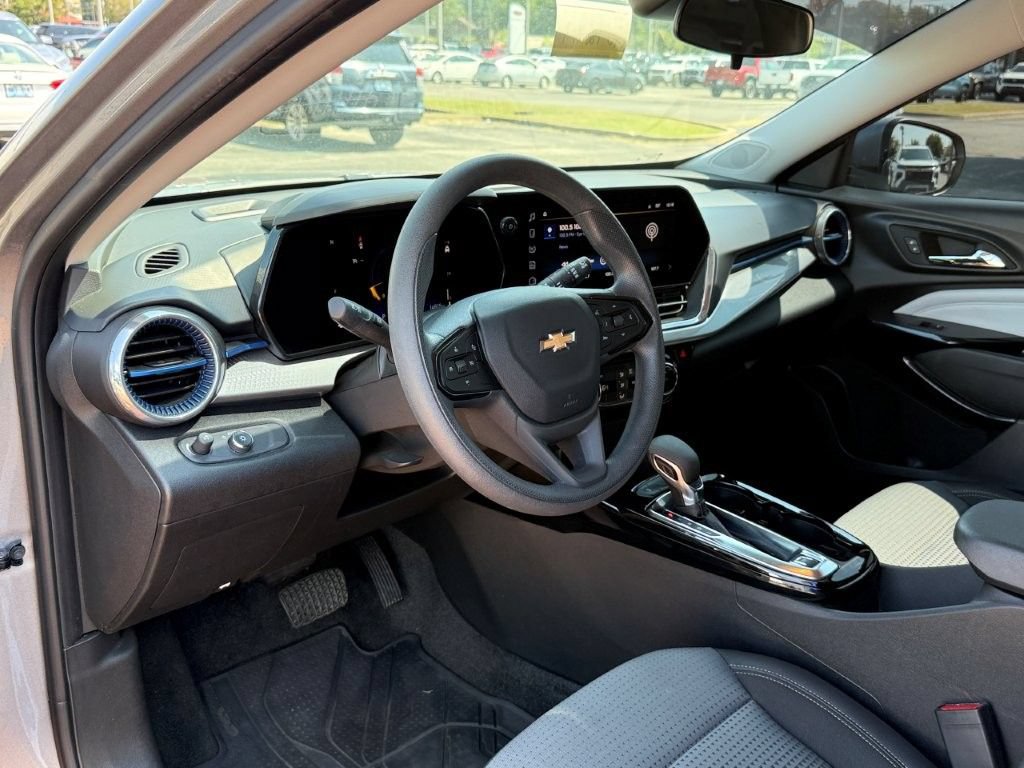 Used 2025 Chevrolet Trax LT FWD image 11