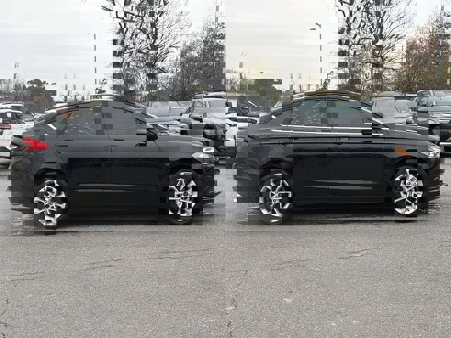 Used 2018 Ford Fusion SE image 2