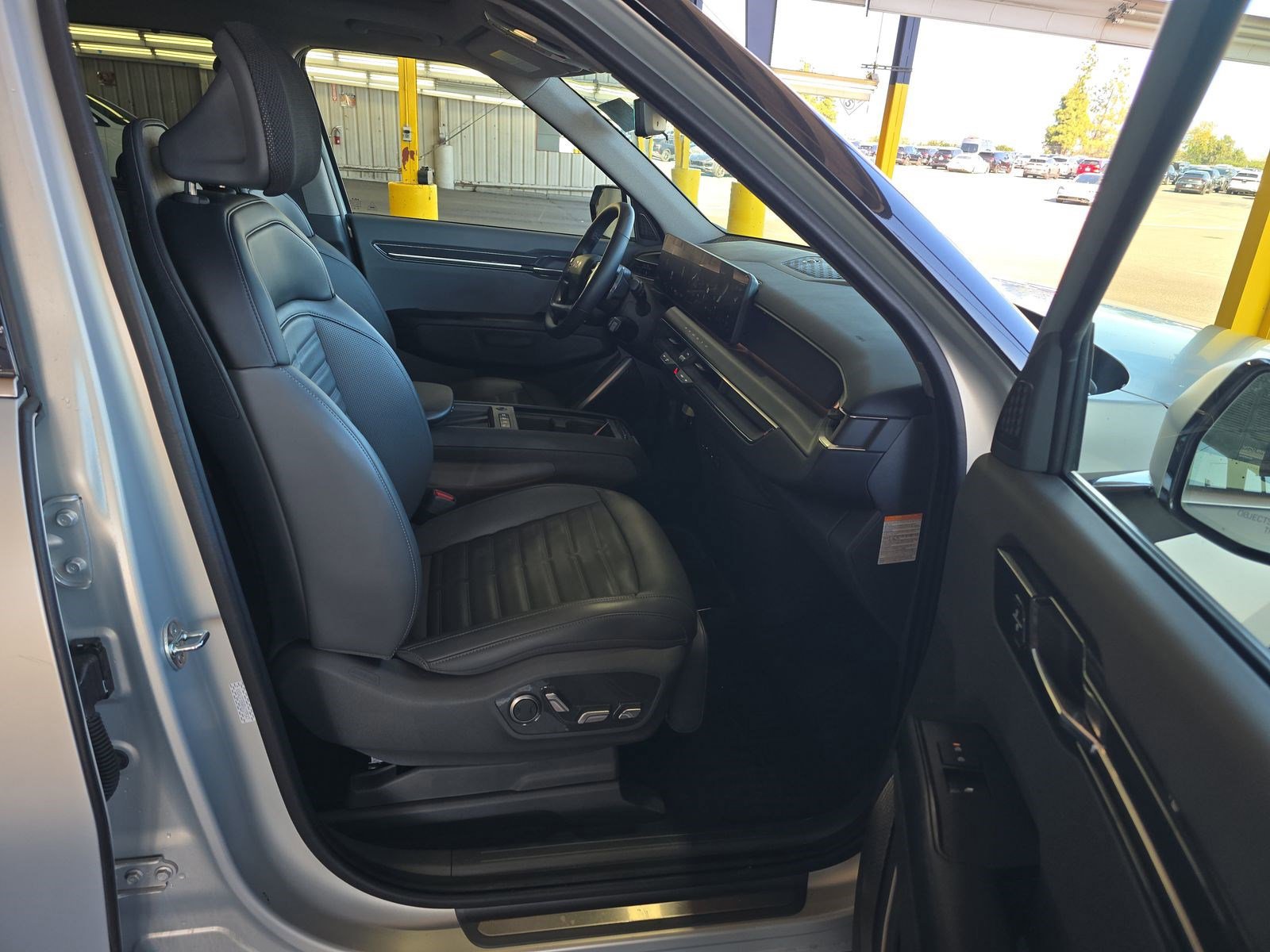 Used 2024 Kia EV9 Land image 11