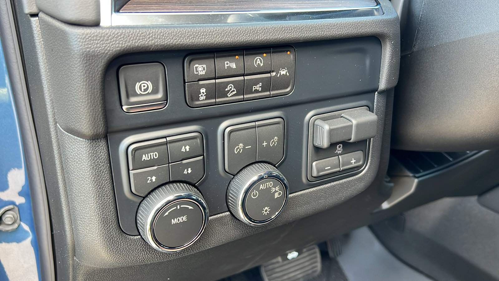 New 2026 Chevrolet Suburban LS image 29