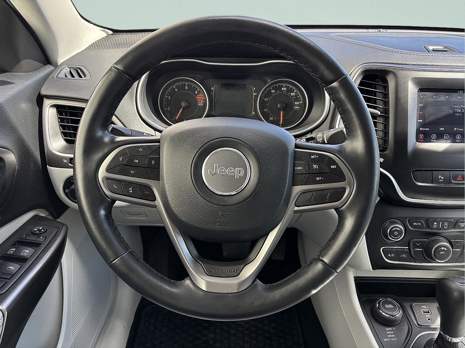 Used 2020 Jeep Cherokee Latitude Plus w/ Cold Weather Group AWD/4WD image 17