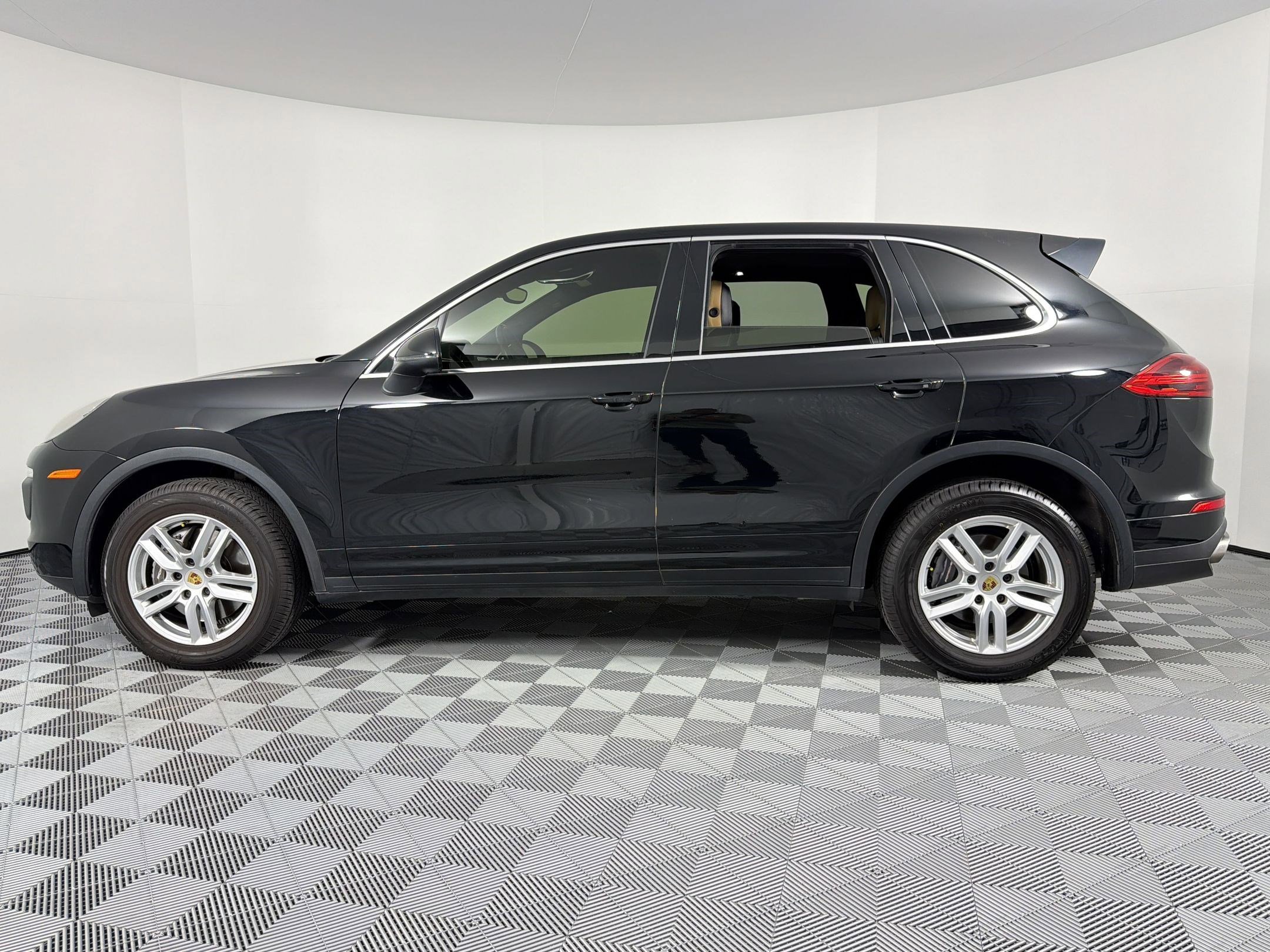 Used 2016 Porsche Cayenne image 2