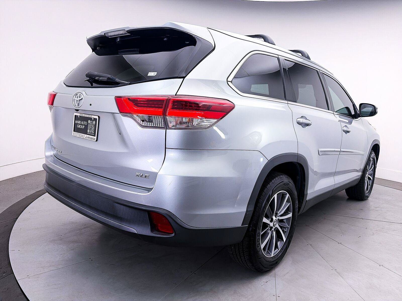 Used 2019 Toyota Highlander XLE FWD image 12