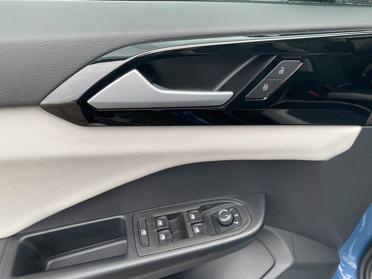 New 2026 Volkswagen Taos S image 17