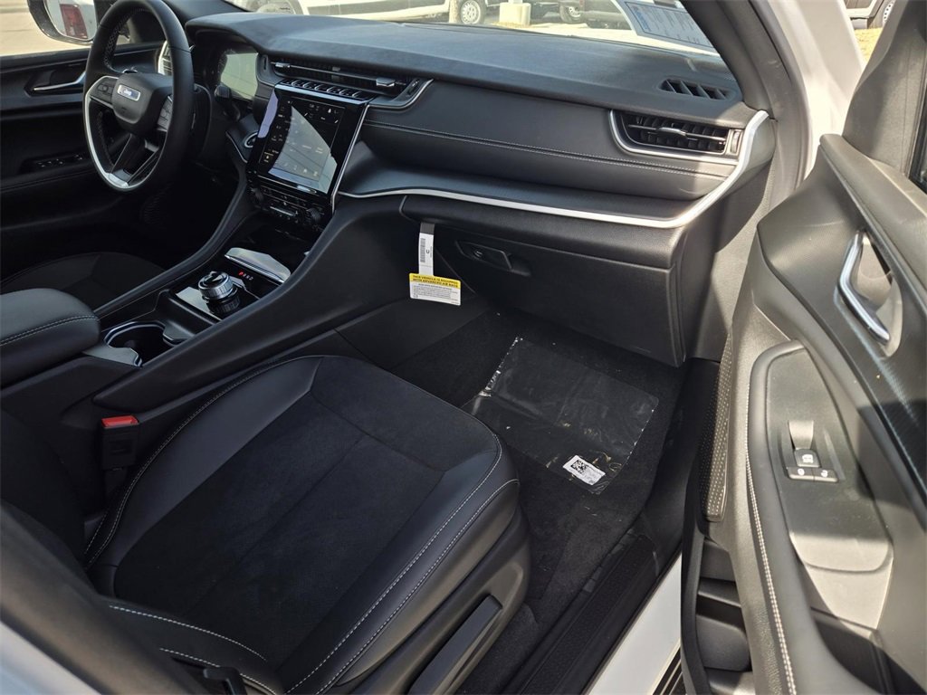 New 2025 Jeep Grand Cherokee Altitude image 7