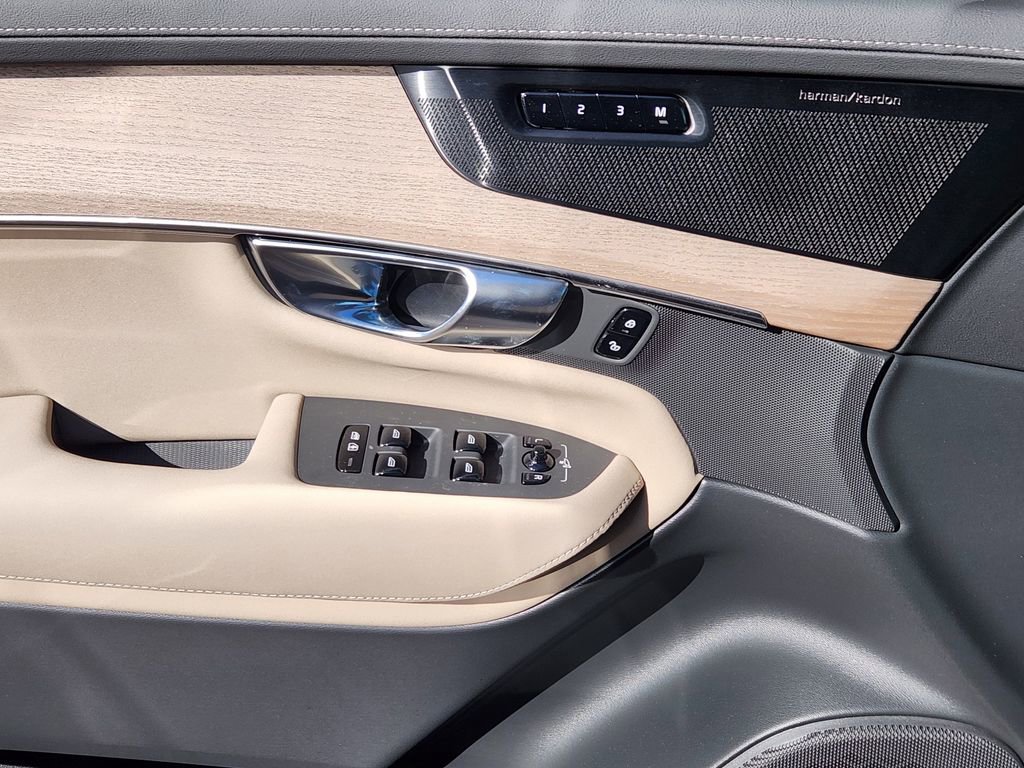New 2026 Volvo XC90 T8 Plus w/ Protection Package Premier image 11