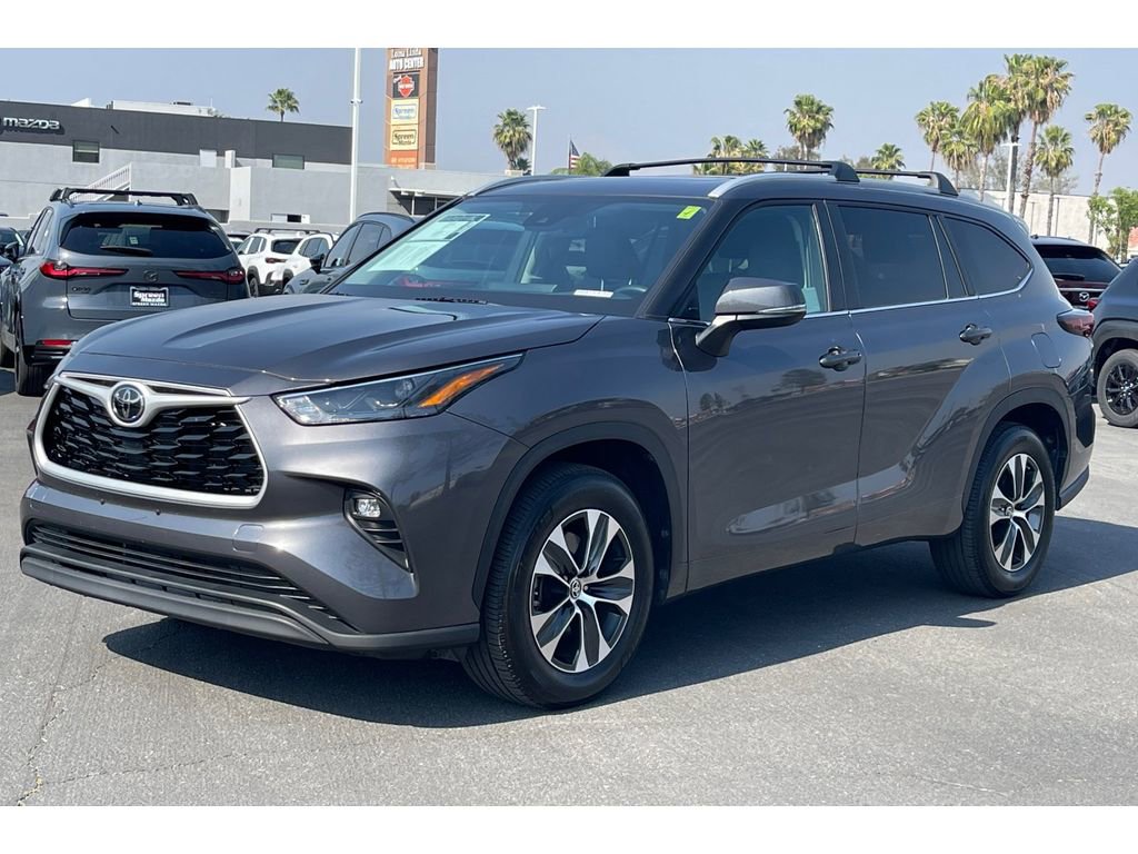 Used 2024 Toyota Highlander XLE FWD image 2