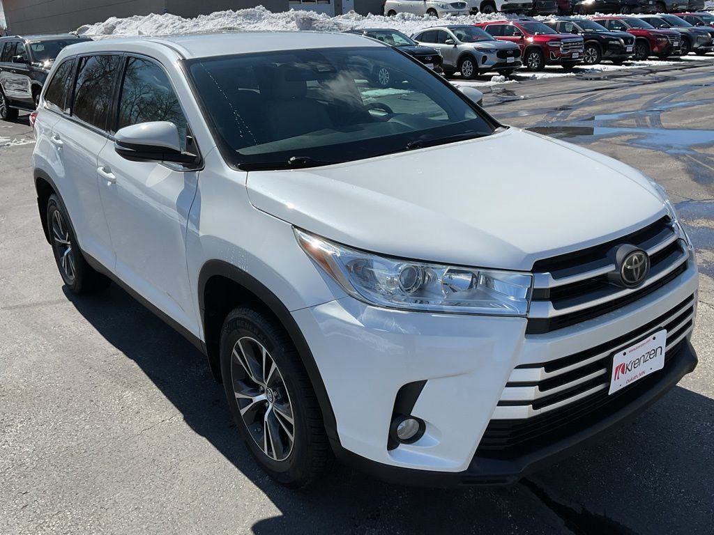 Used 2019 Toyota Highlander Plus AWD/4WD image 3