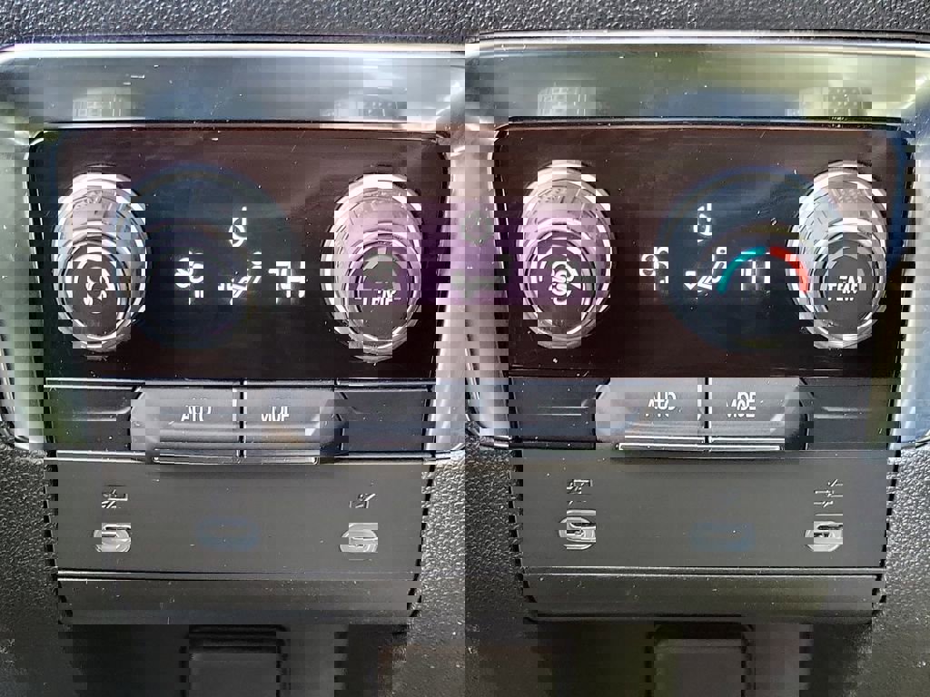 Used 2024 Chevrolet Suburban LT image 16