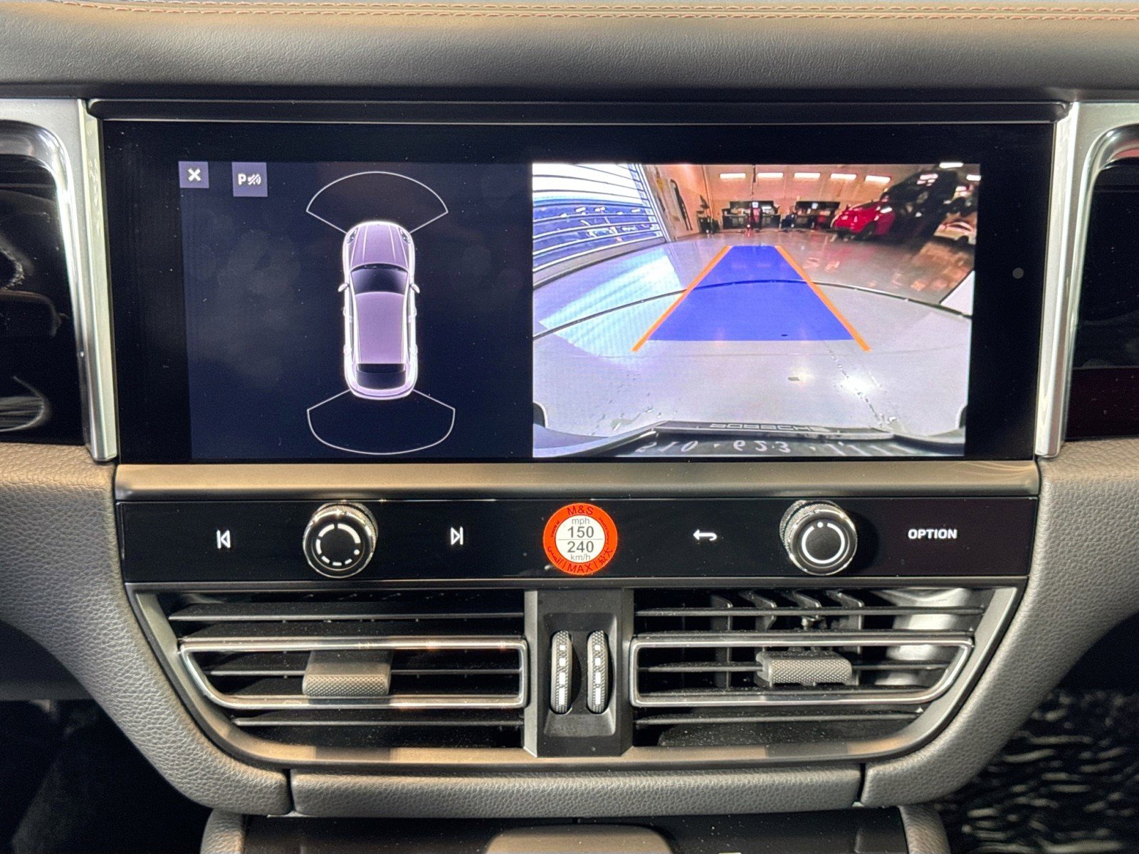 Certified 2025 Porsche Macan AWD/4WD image 17