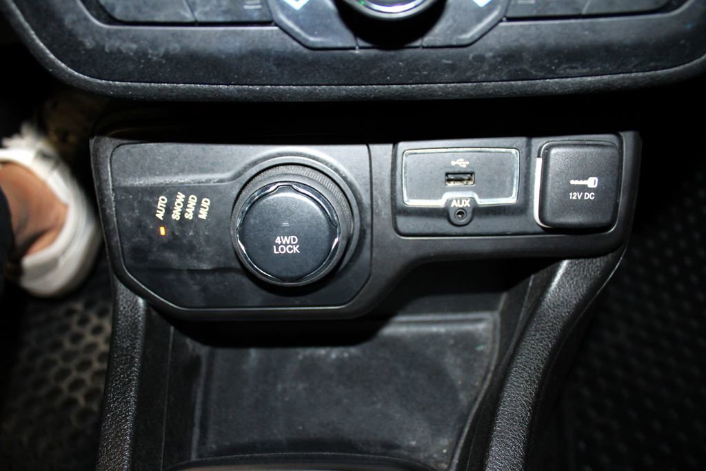 Used 2020 Jeep Renegade Latitude w/ Cold Weather Group image 20