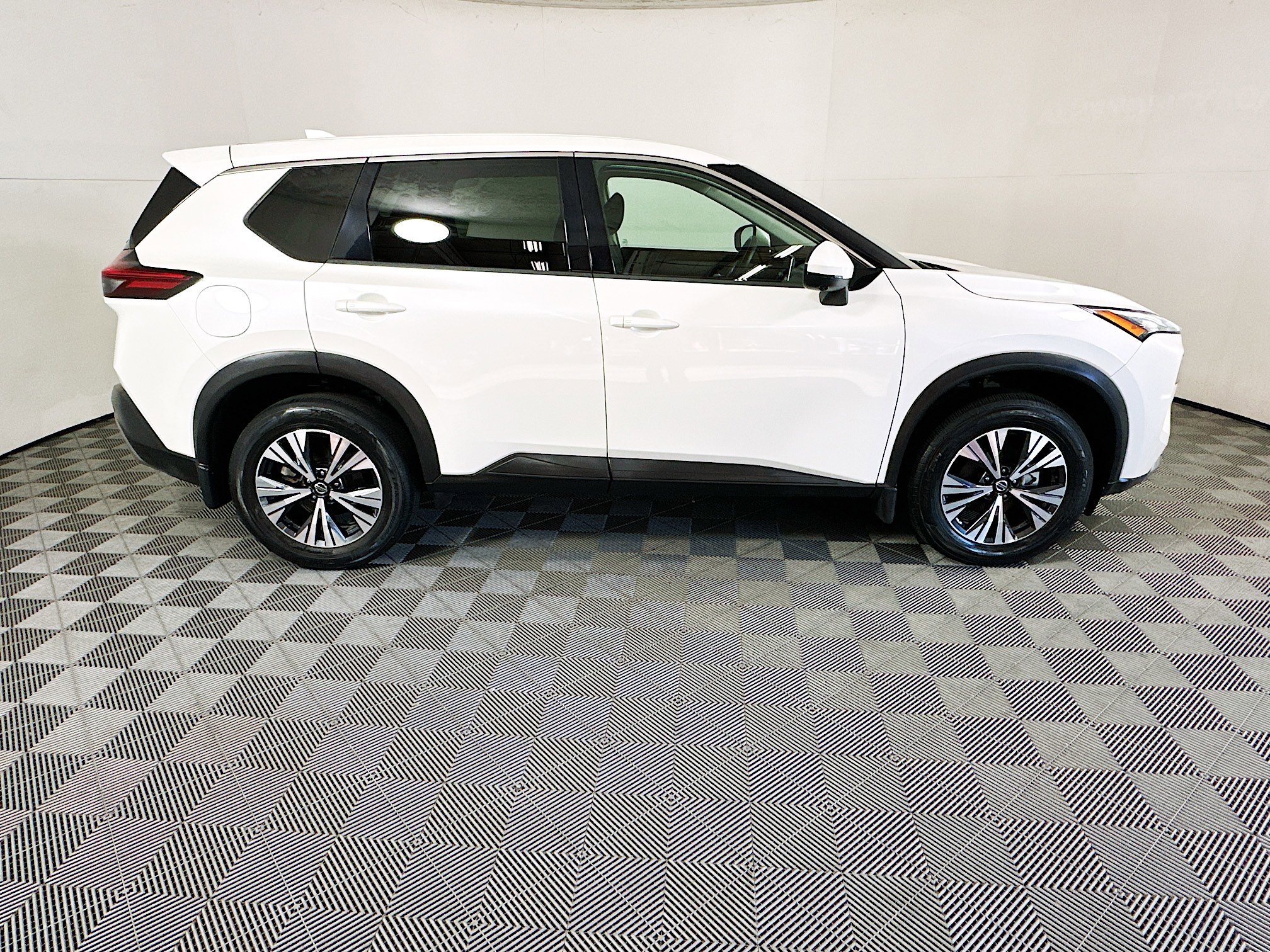 Used 2021 Nissan Rogue SV image 2