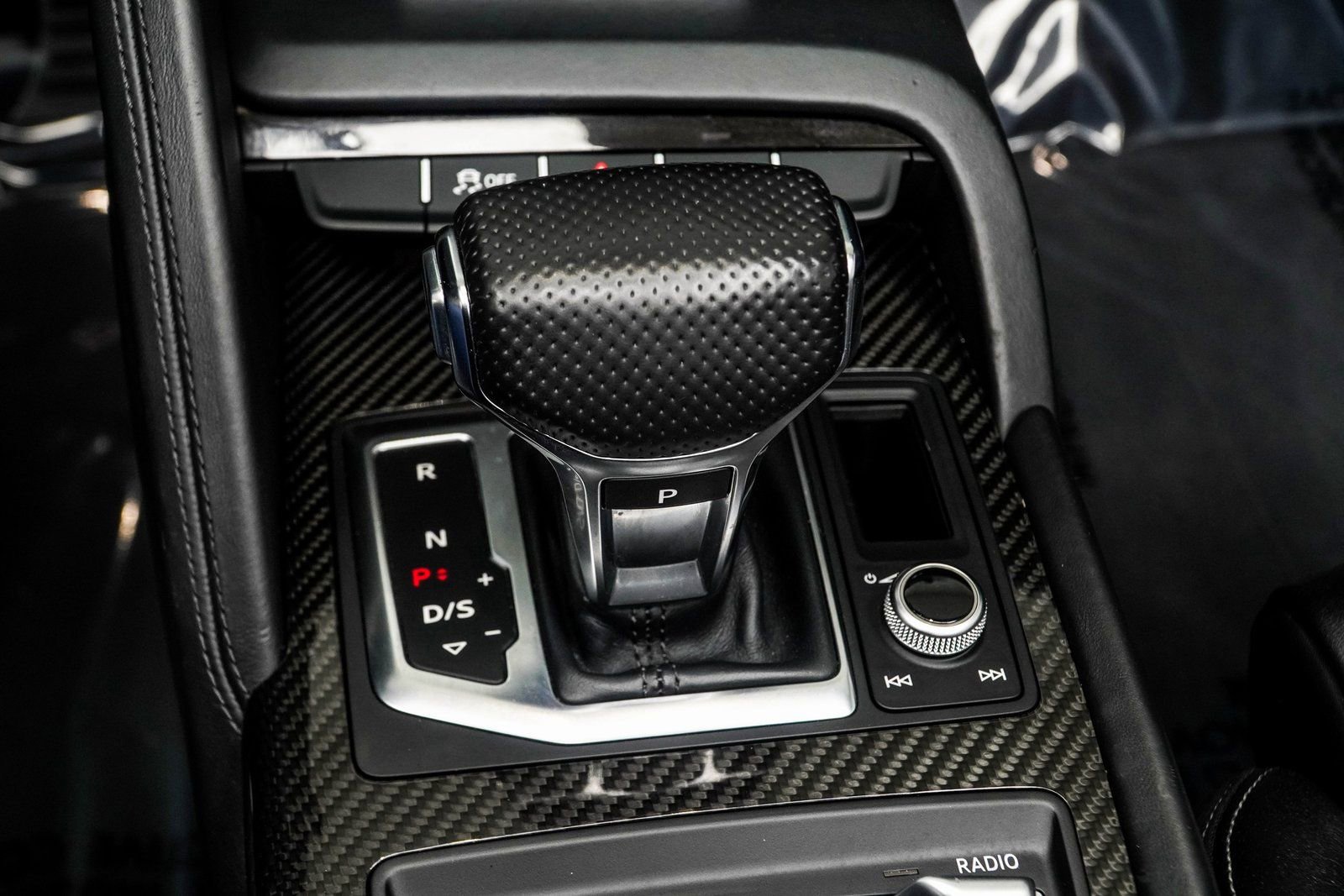 Used 2017 Audi R8 V10 w/ Carbon Exterior Package image 32