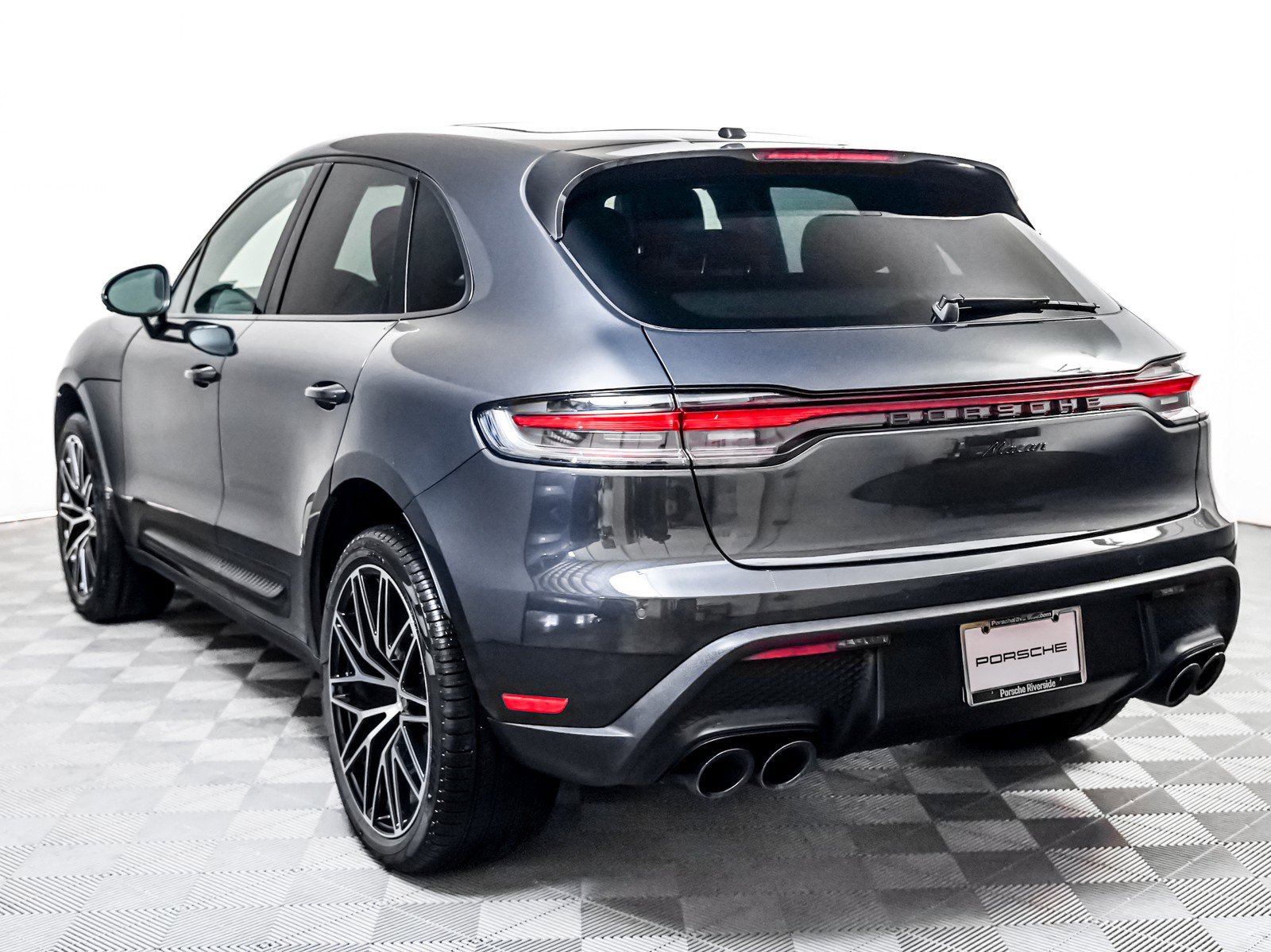 Certified 2025 Porsche Macan image 10