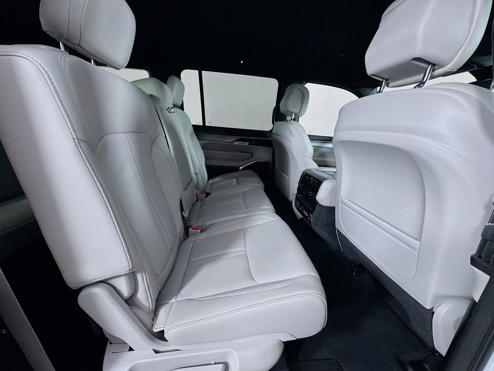 Used 2025 Jeep Wagoneer Series II w/ 8-Passenger Seating Package image 30