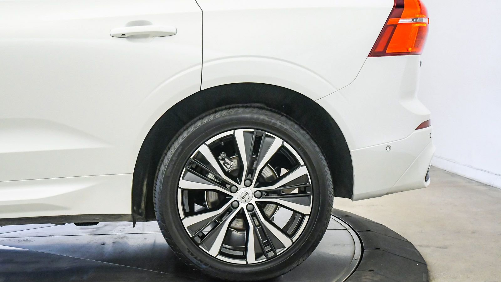 Certified 2025 Volvo XC60 B5 Plus AWD/4WD image 11