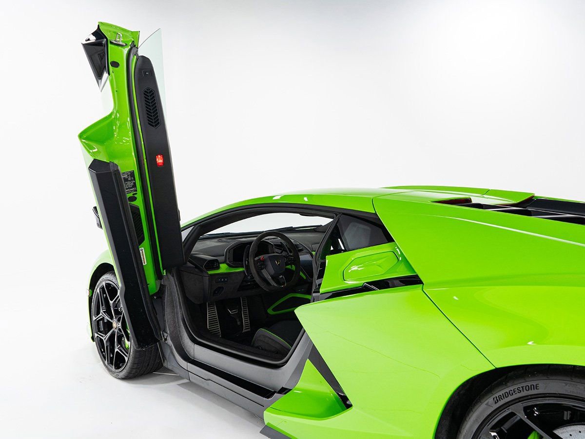 Used 2024 Lamborghini Revuelto image 9