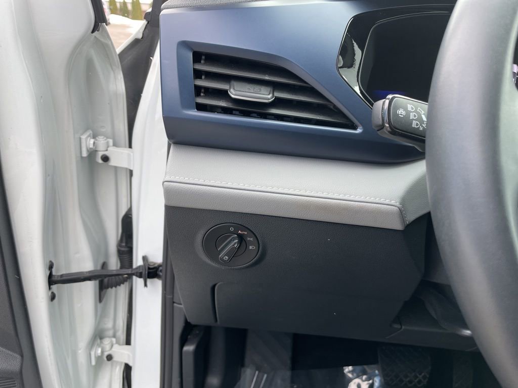 Used 2024 Volkswagen Taos SE image 9