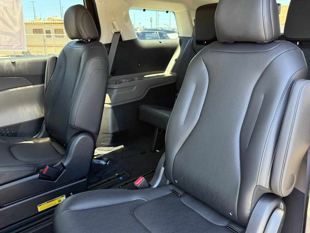Used 2026 Kia Carnival EX FWD image 30