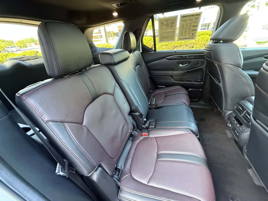 Used 2025 Honda Pilot Black Edition image 39