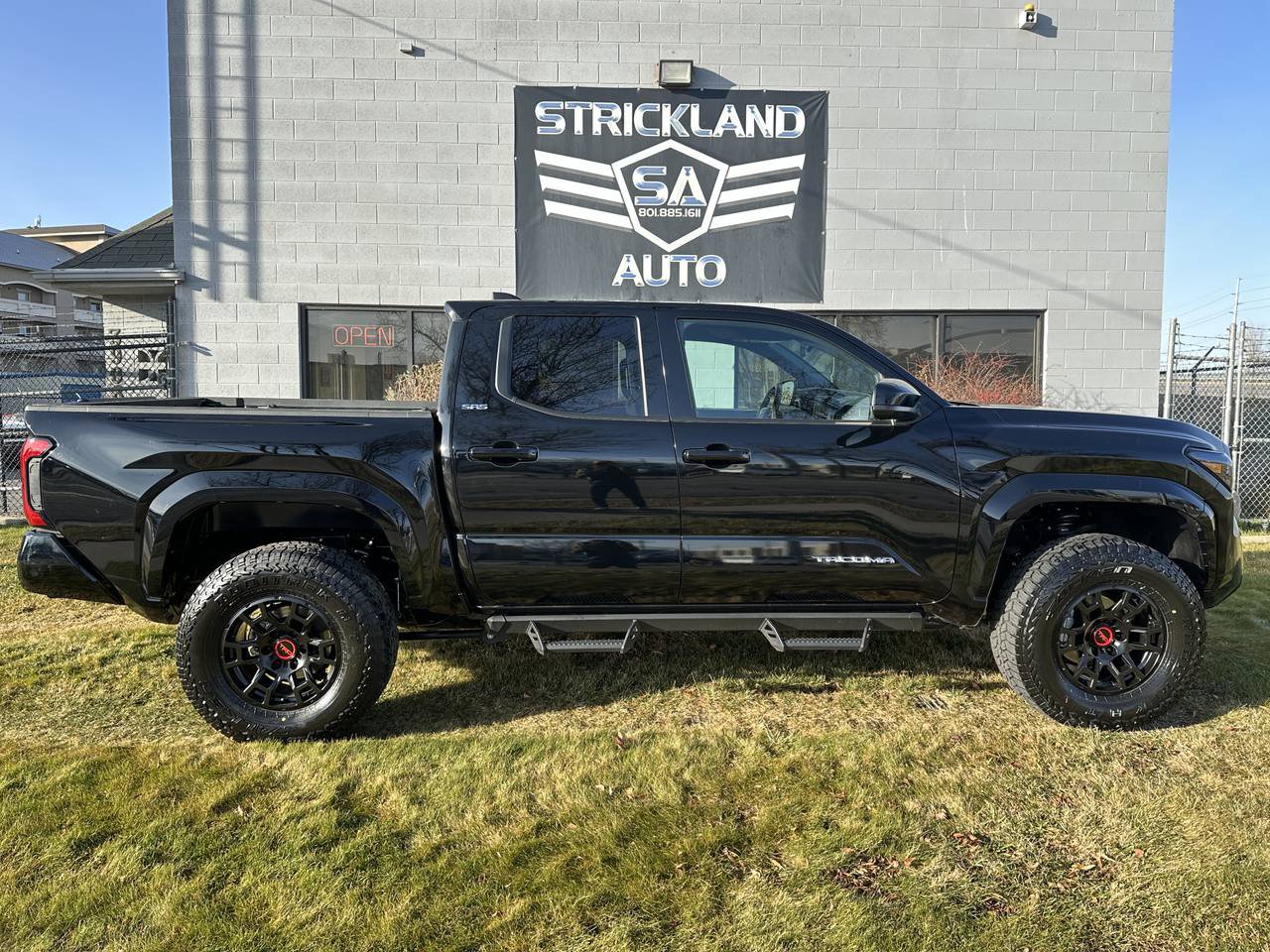 Used 2025 Toyota Tacoma SR5 AWD/4WD image 5