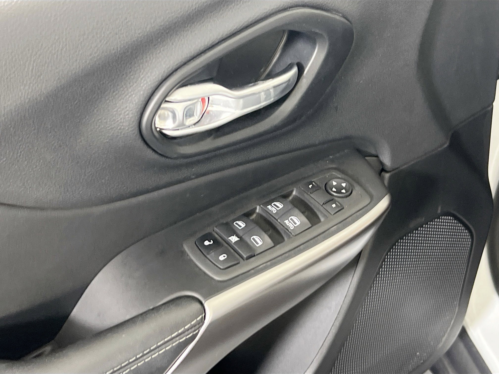 Used 2022 Jeep Cherokee Latitude Lux AWD/4WD image 17