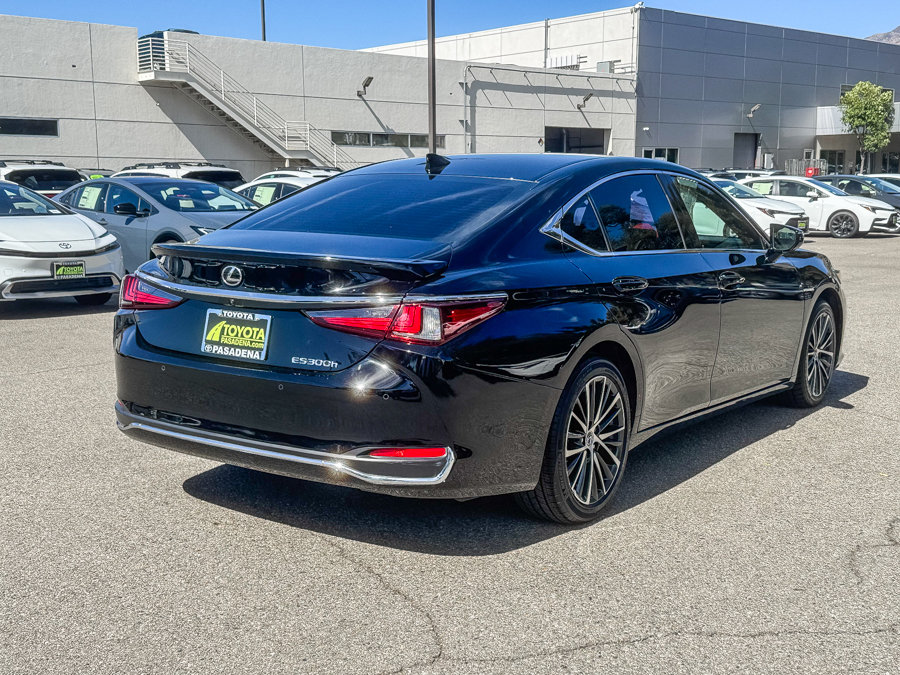 Used 2024 Lexus ES 300h w/ Premium Package FWD image 6