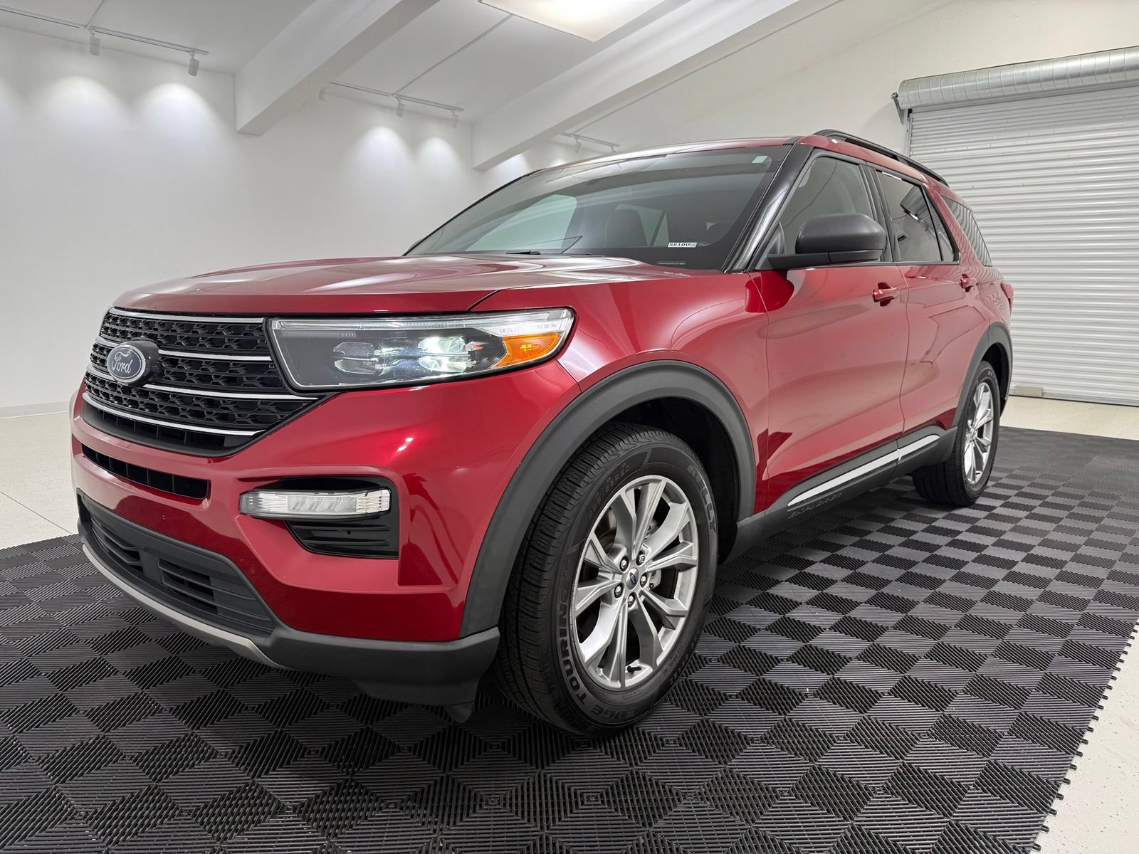 Used 2021 Ford Explorer XLT w/ Equipment Group 202A RWD image 3