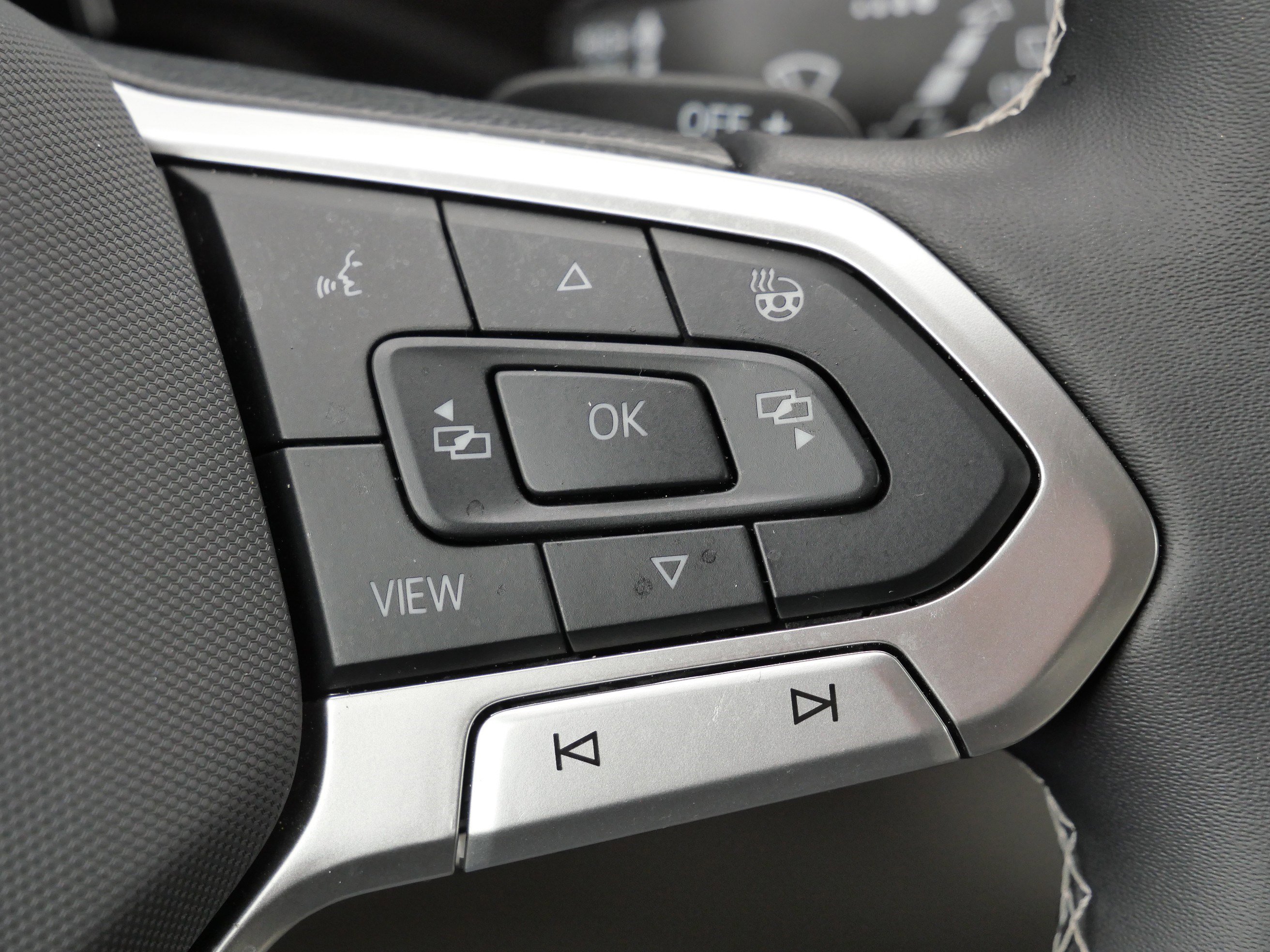 Certified 2025 Volkswagen Atlas SE image 30