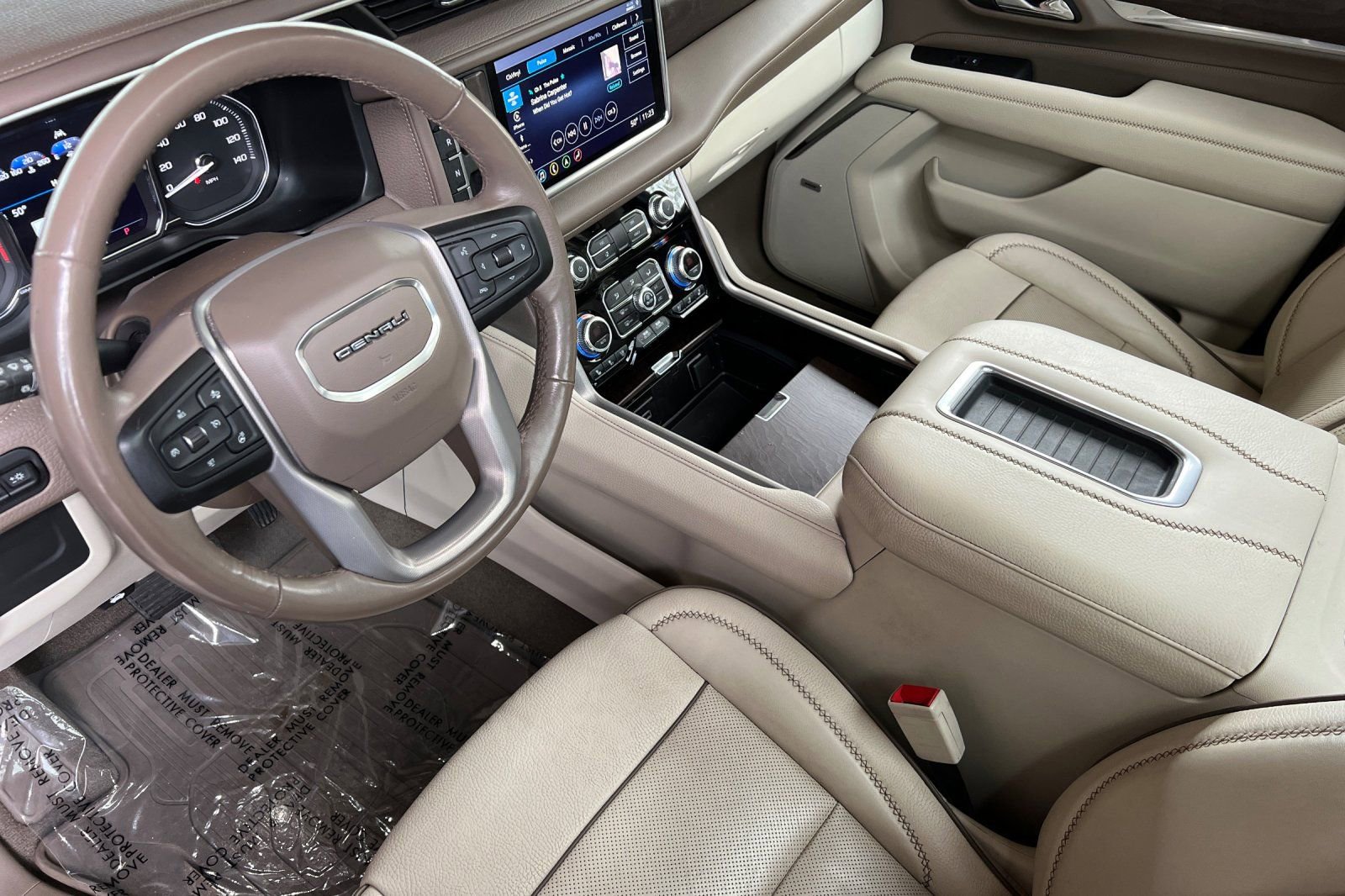Used 2021 GMC Yukon Denali w/ Denali Premium Package image 10