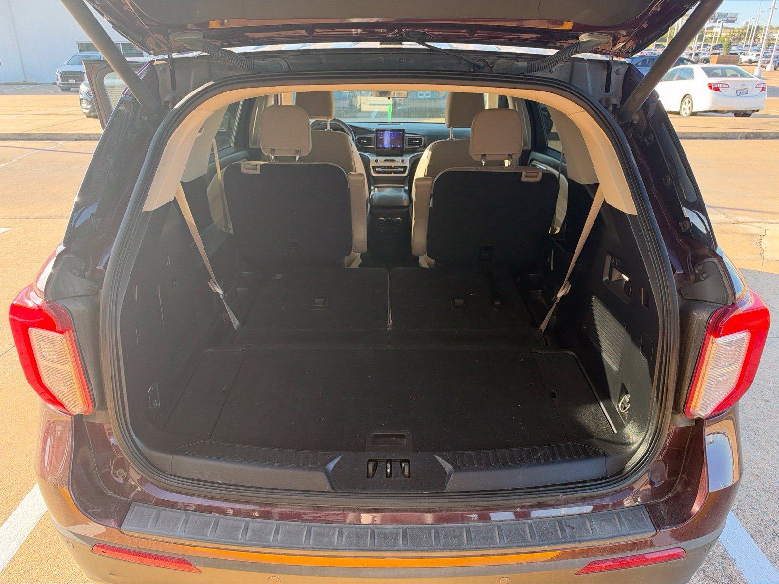 Used 2022 Ford Explorer XLT w/ Equipment Group 202A AWD/4WD image 24