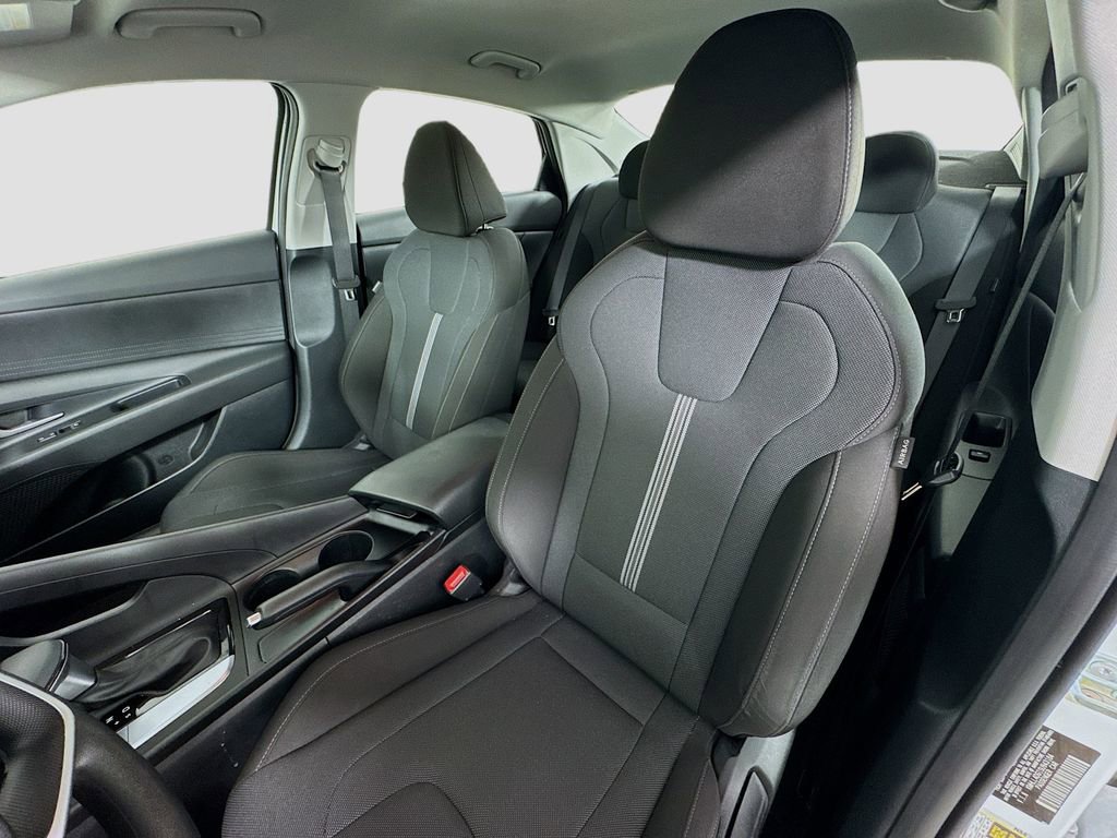 Certified 2025 Hyundai Elantra SE image 20
