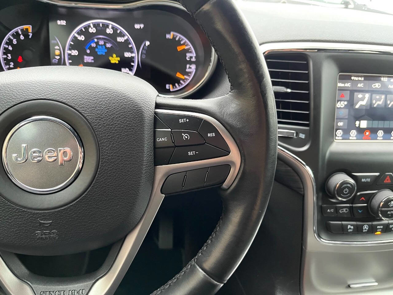 Used 2019 Jeep Grand Cherokee Laredo image 18