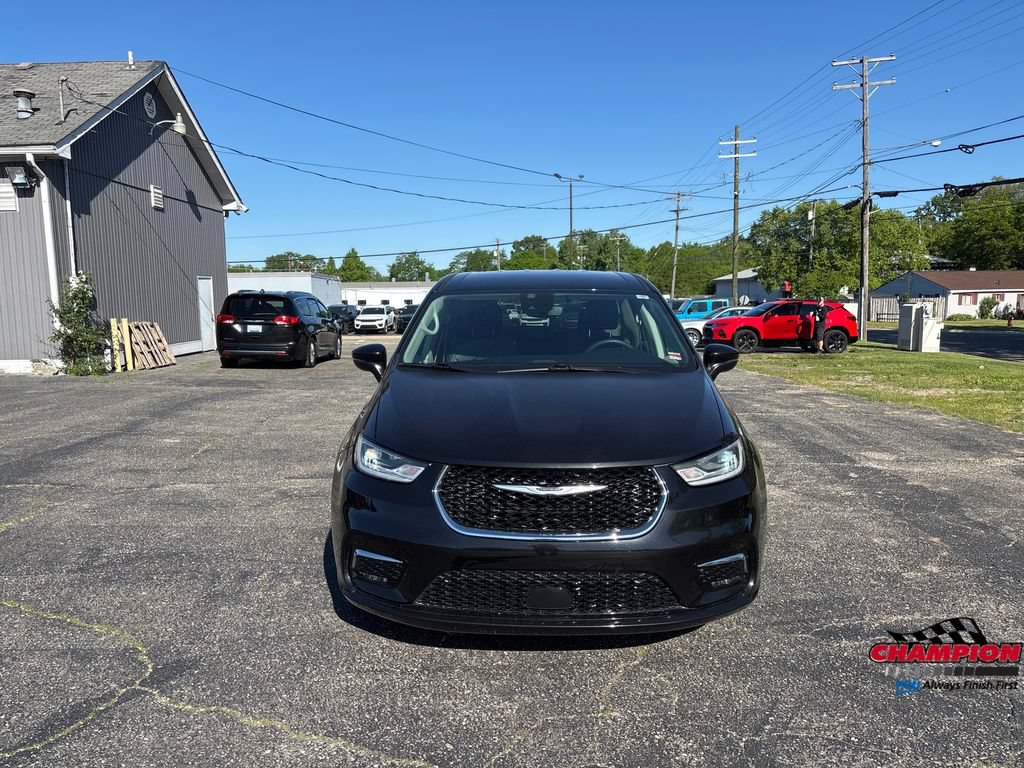 Used 2023 Chrysler Pacifica Touring-L FWD image 6