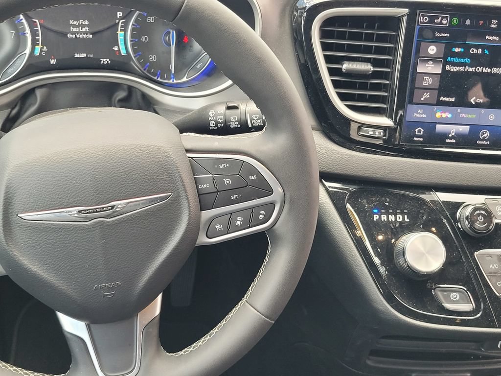 Used 2025 Chrysler Pacifica Select FWD image 13