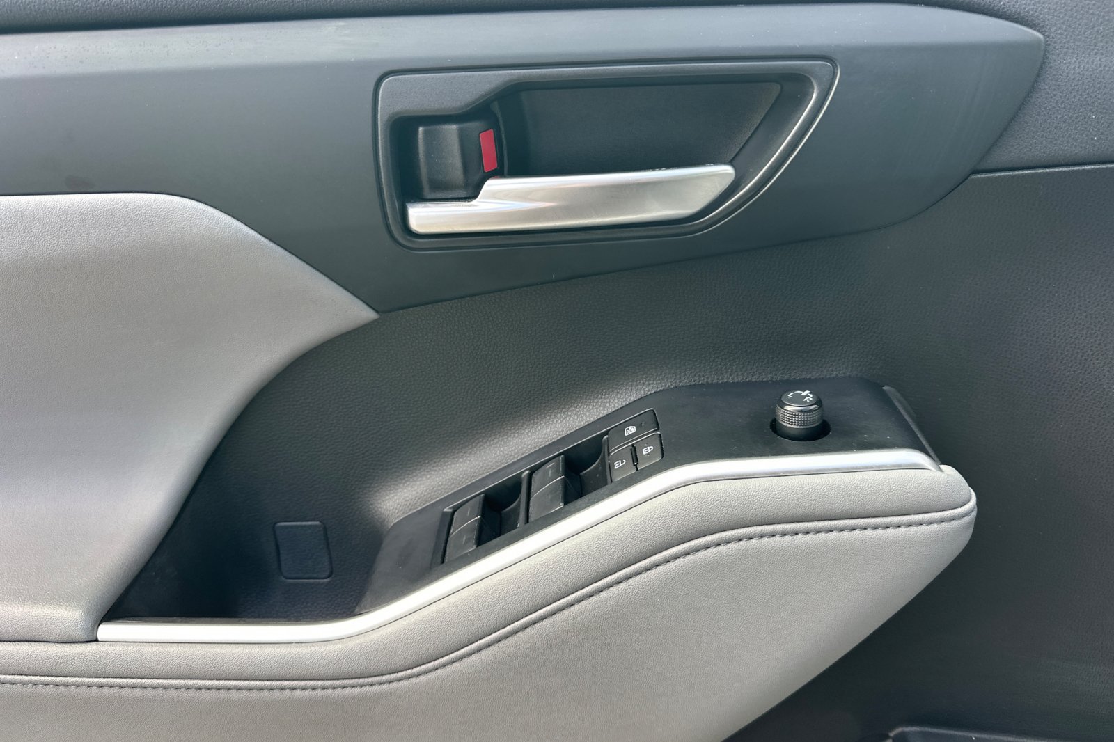 Used 2023 Toyota Highlander XLE FWD image 11