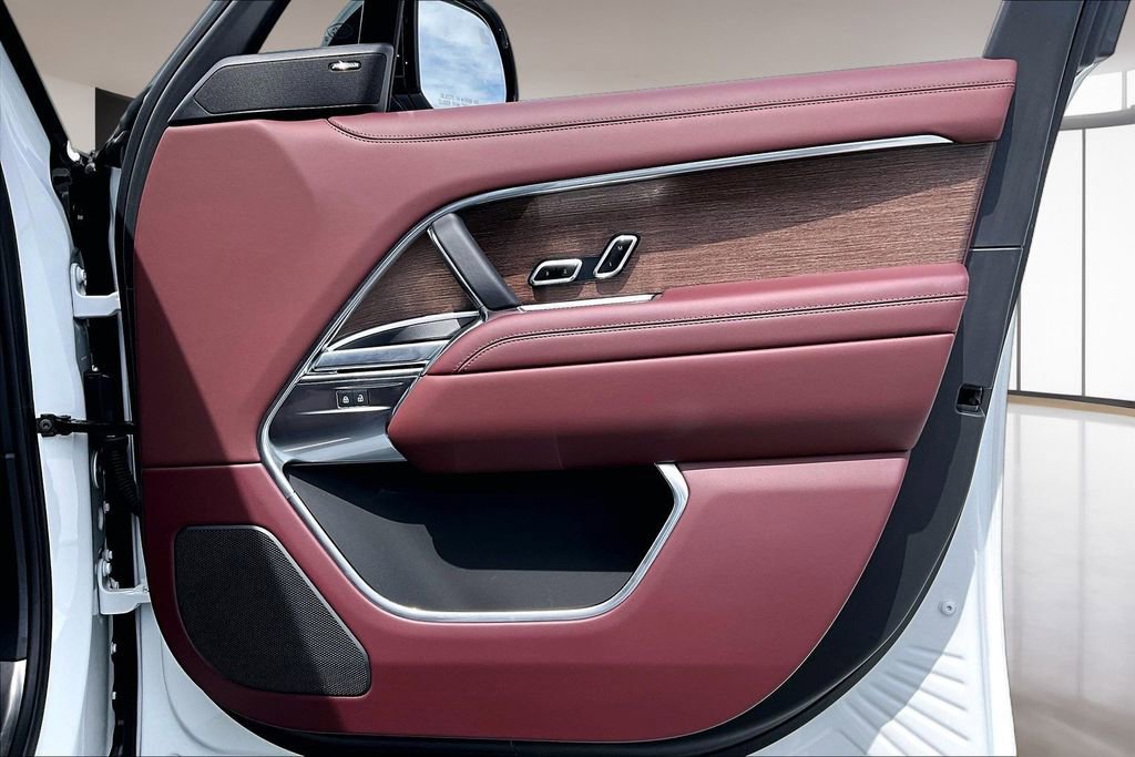 Used 2025 Land Rover Range Rover SE image 26