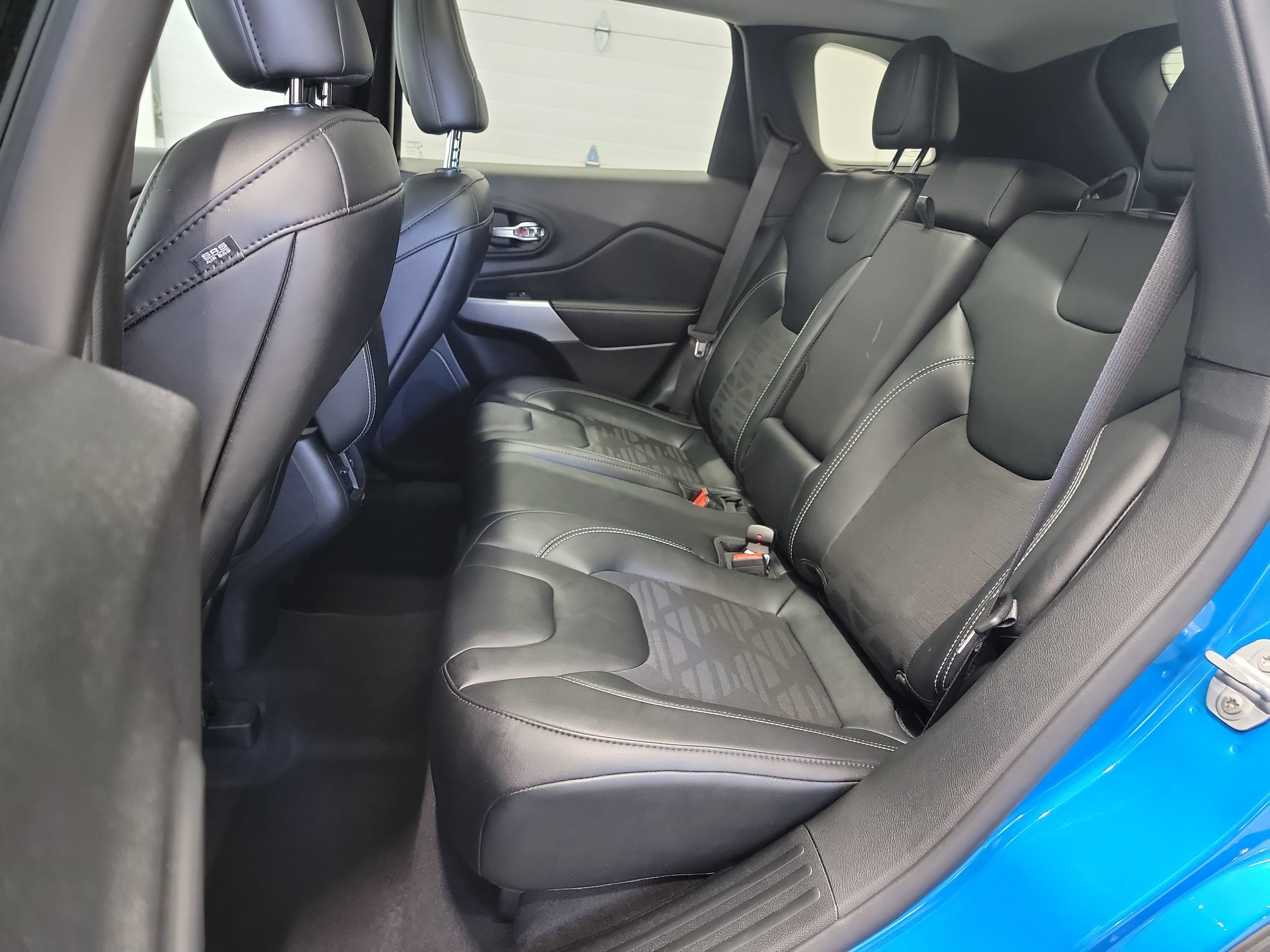 Used 2022 Jeep Cherokee Latitude w/ Sun & Sound Group AWD/4WD image 28