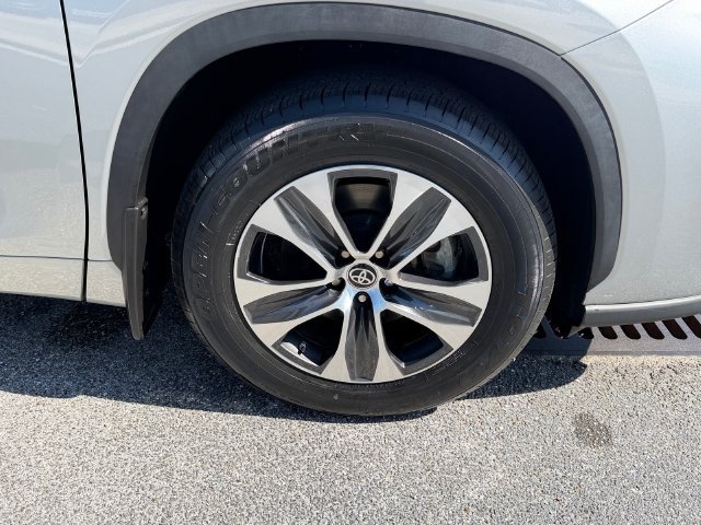 Used 2023 Toyota Highlander XLE FWD image 21