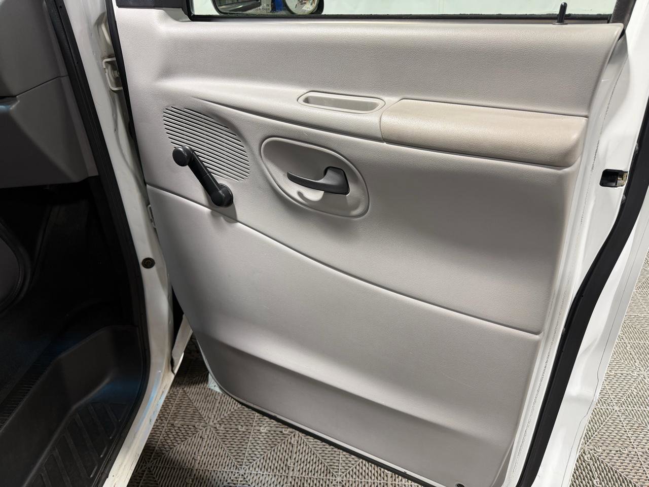 Used 1999 Ford E-150 and Econoline 150 RWD image 8